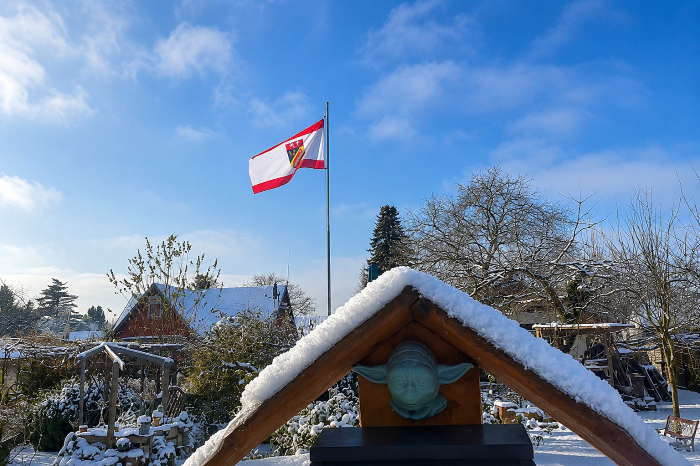 Fahnenmast mit Vereinswappen