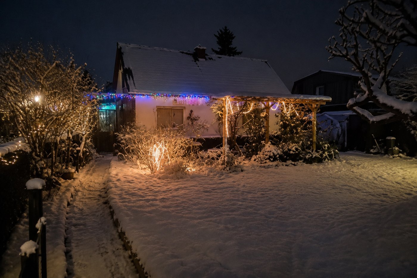 Weihnachtlich beleuchtetes Vereinshaus
