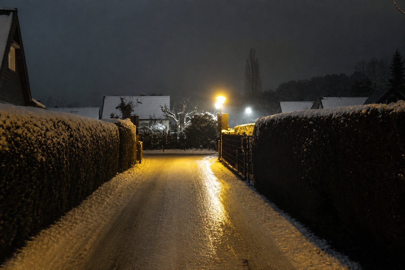 Vereinshaus Waldessaum am Abend im Schnee
